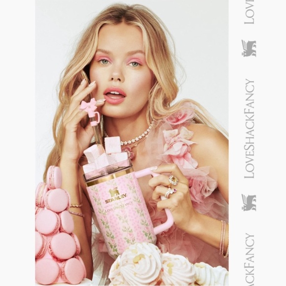 Stanley x LoveShackFancy 40 OZ Quencher Wayer Bottle in Blooming Heirloom Pink - Picture 2 of 6